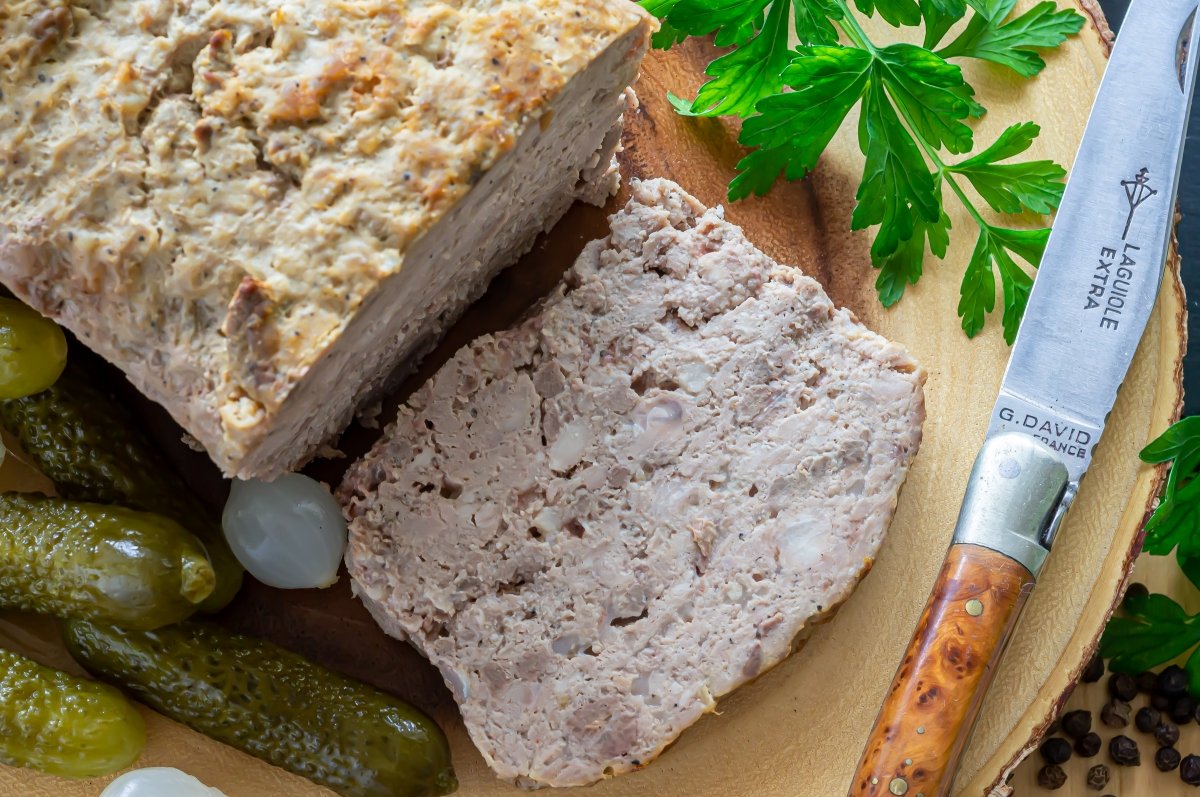 Paté de campaña servido en una tabla de aperitivo