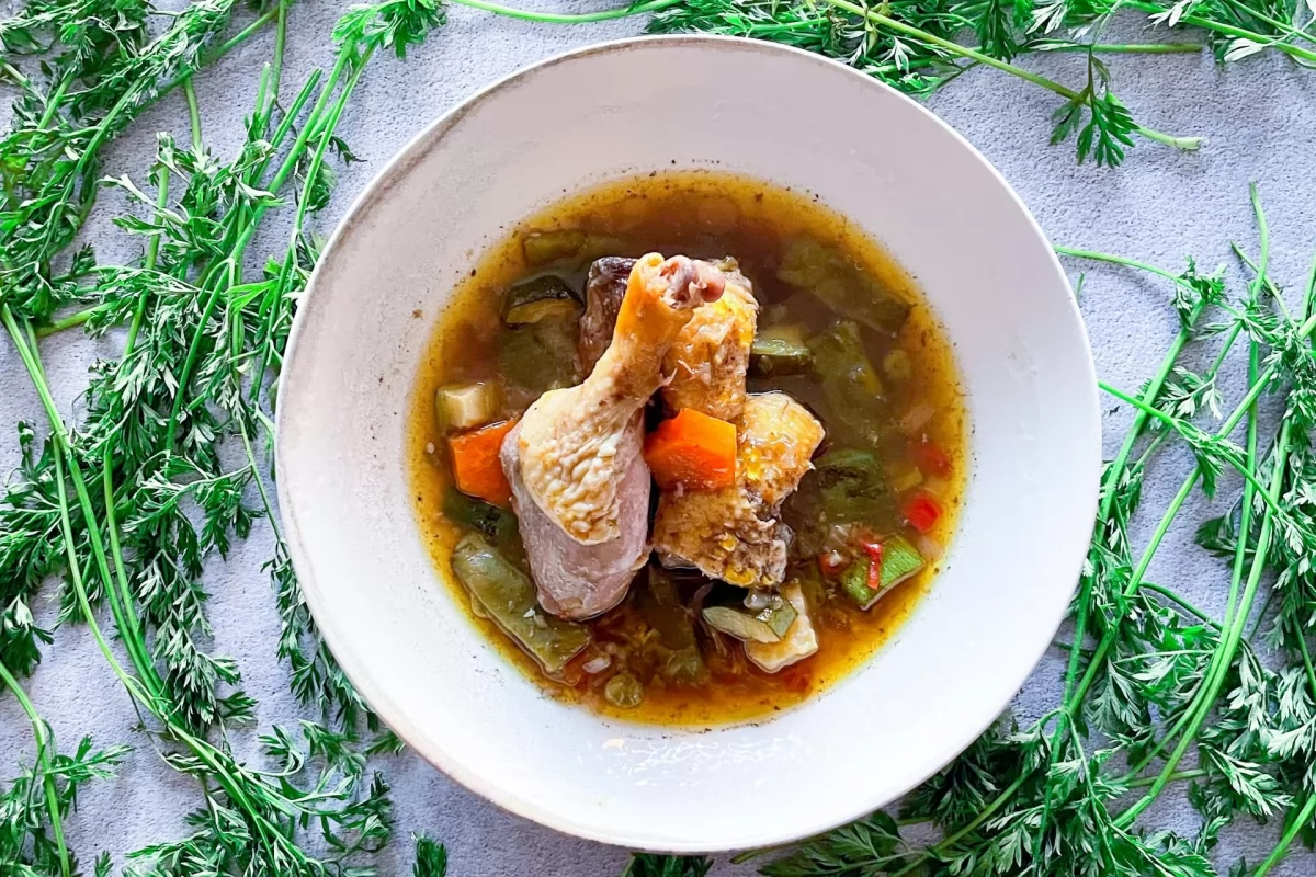 Pato guisado con verduras servido en plato *