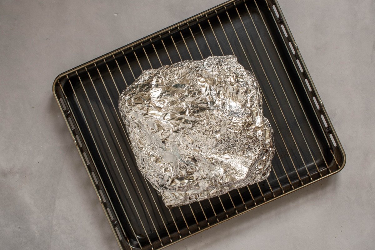 Pecho de ternera o brisket envuelto en papel de aluminio y listo para volver al horno