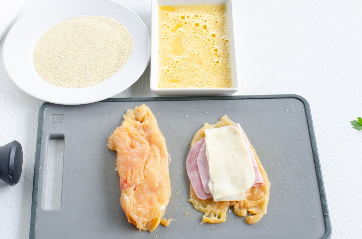 Pechugas rellenas de jamón y queso selladas