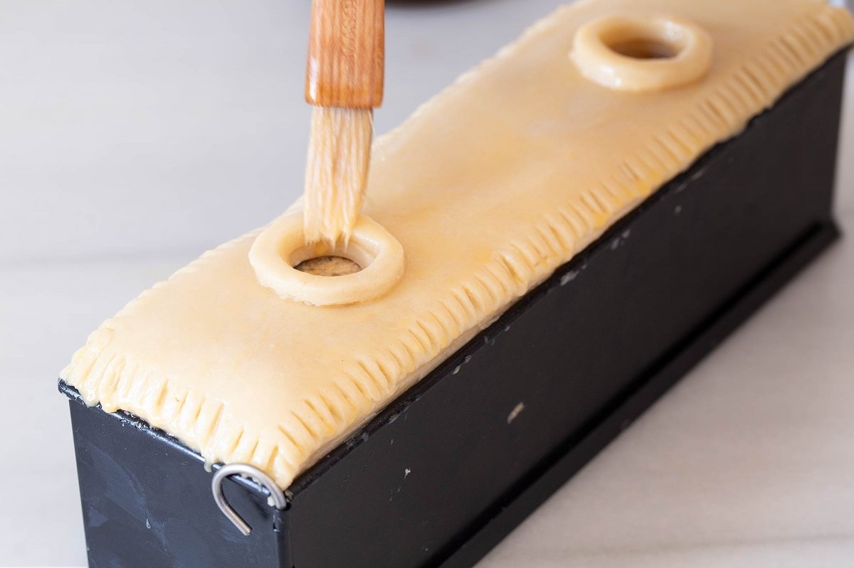 Pegamos los aros al paté y pincelamos brillo