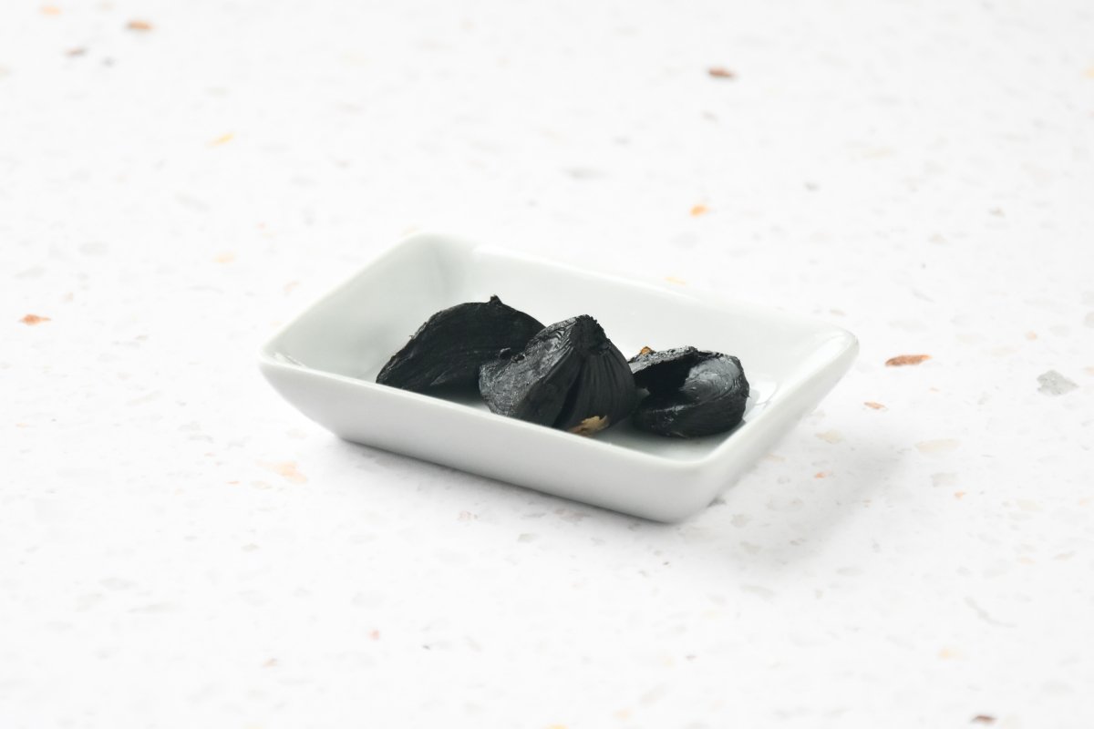 Pelamos el ajo negro