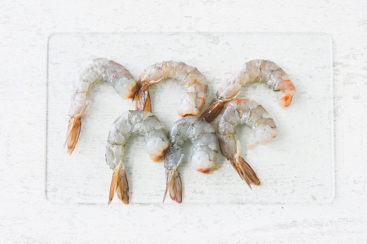 Pelamos las gambas para preparar ebi fry