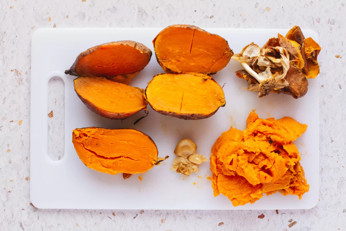 Pelamos los boniatos y los ajos *