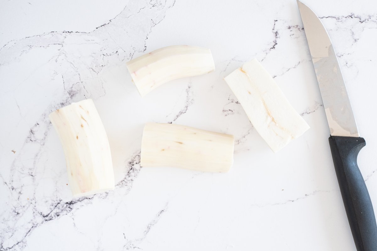 Pelamos y cortamos la yuca