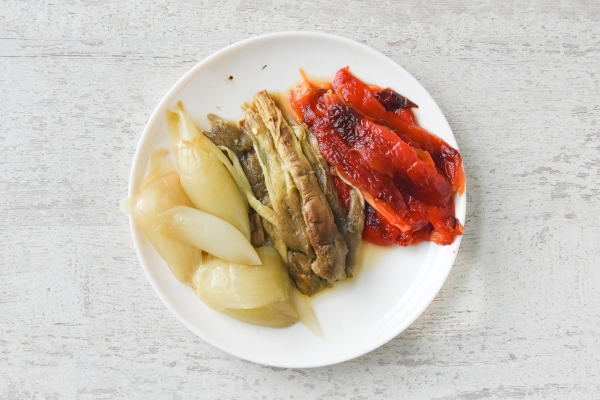 Pelamos y cortamos las verduras escalivadas
