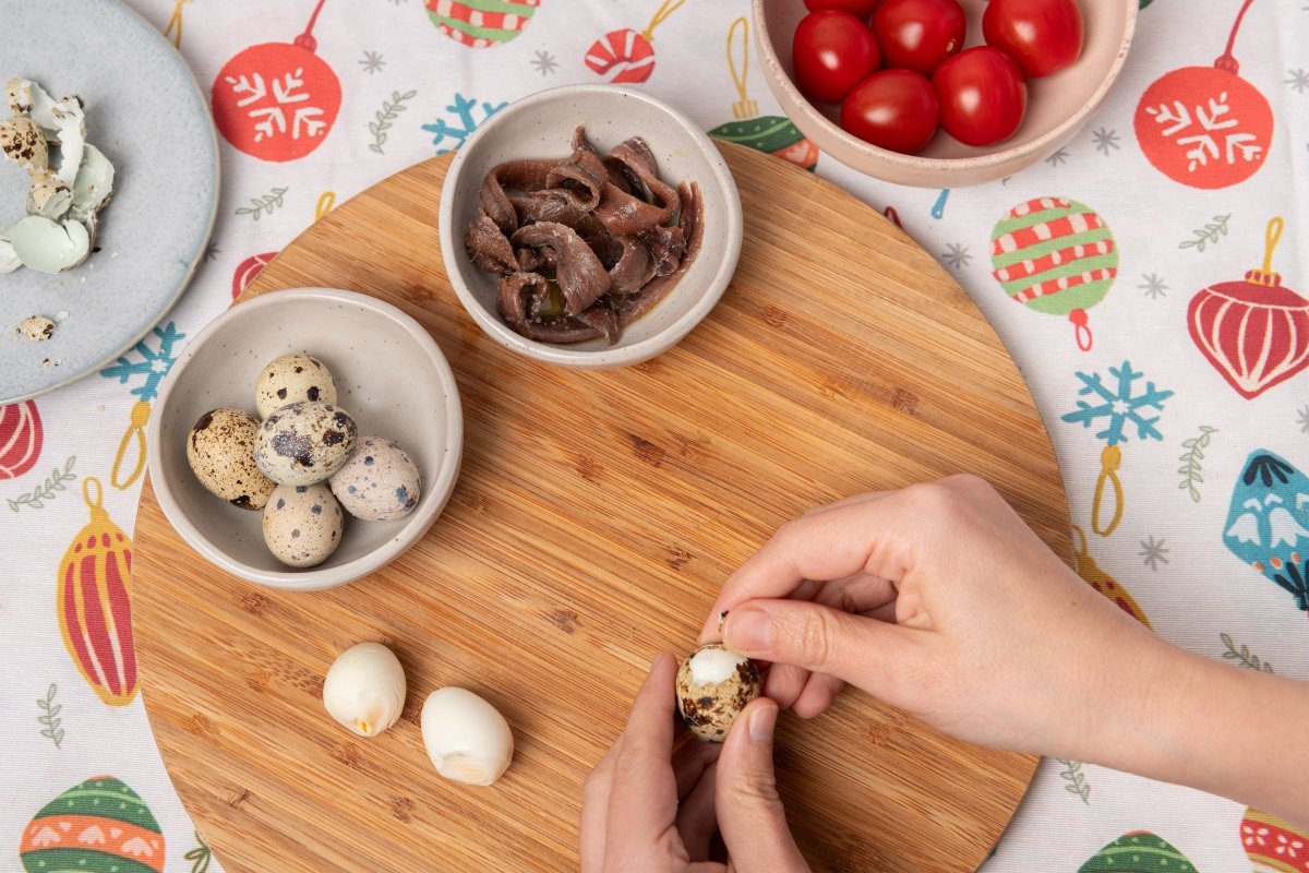 Pelando huevos de codorniz para los canapés de Navidad