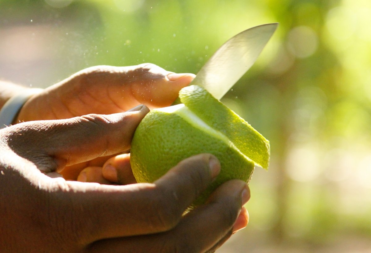 Pelando la cáscara de una manzana verde