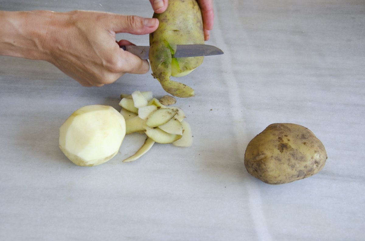 Pelando patatas para hacer la tortilla de betanzos