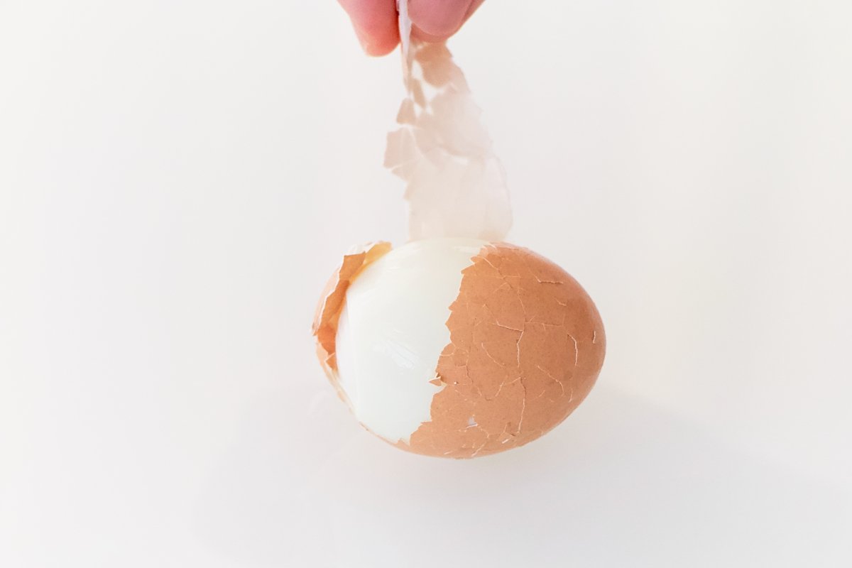 Pelando un huevo cocido fácilmente
