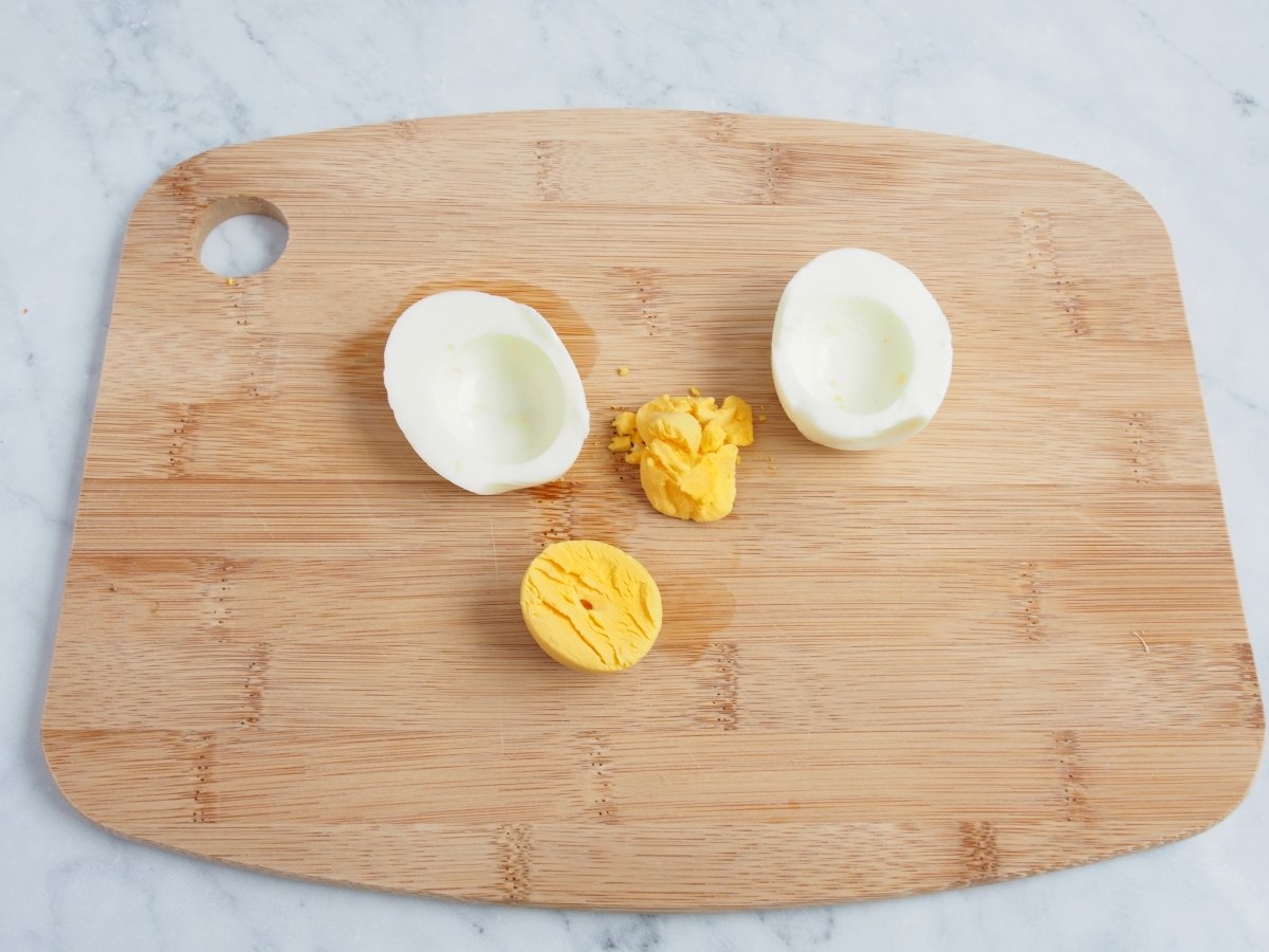 Pelar el huevo y separar la yema de la clara
