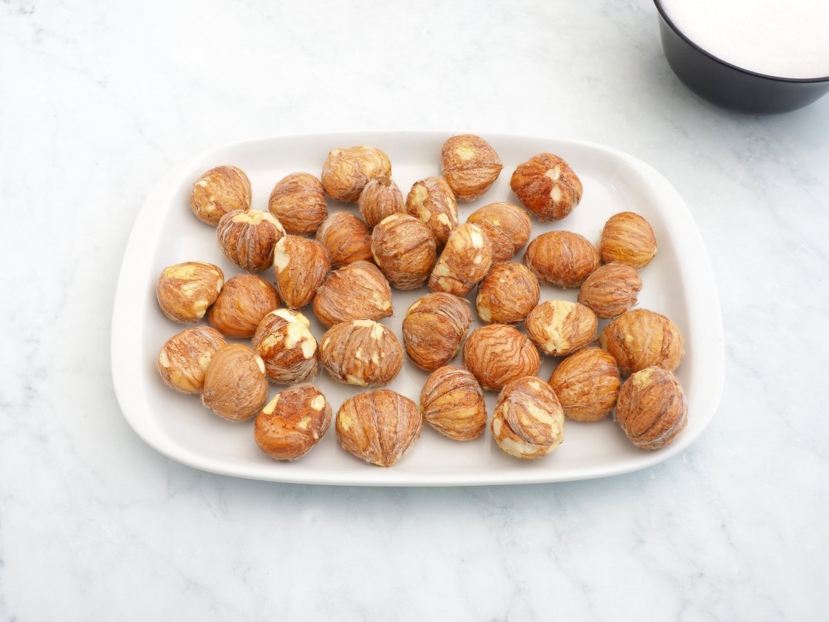 Pelar la capa exterior de las castañas