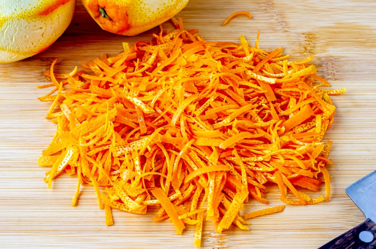 Pelar las naranjas y cortar las pieles
