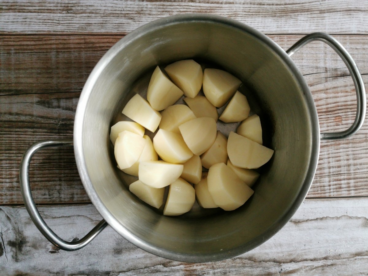 Pelar las patatas, cortarlas en trozos grandes, cubrirlas con agua fría y cocerlas