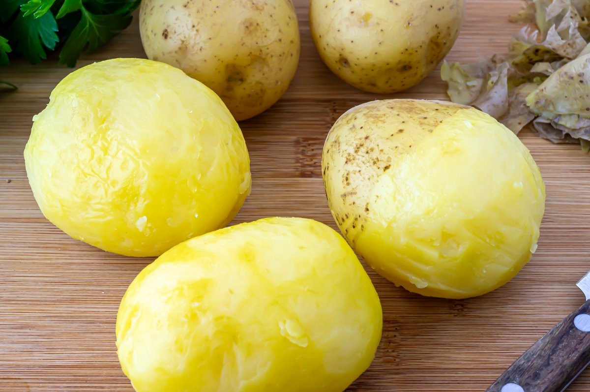 Pelar las patatas para patatas alioli