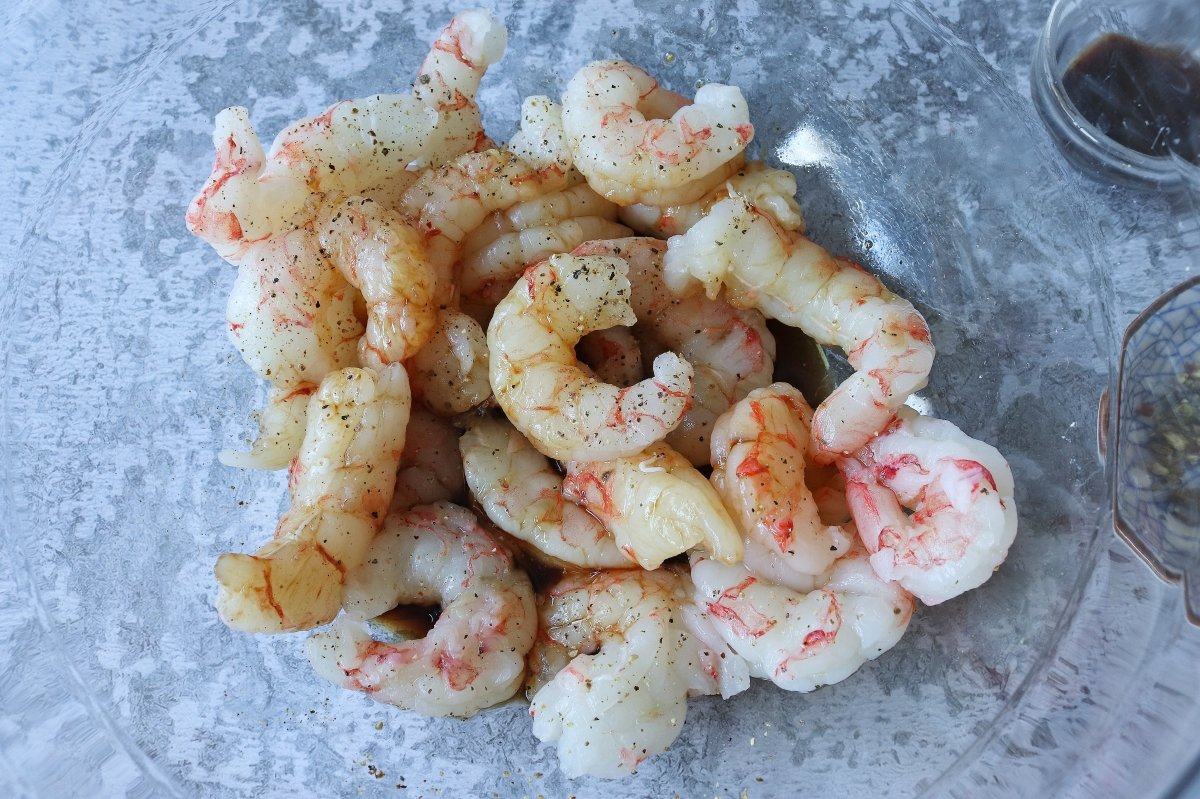 Pelar los langostinos.
