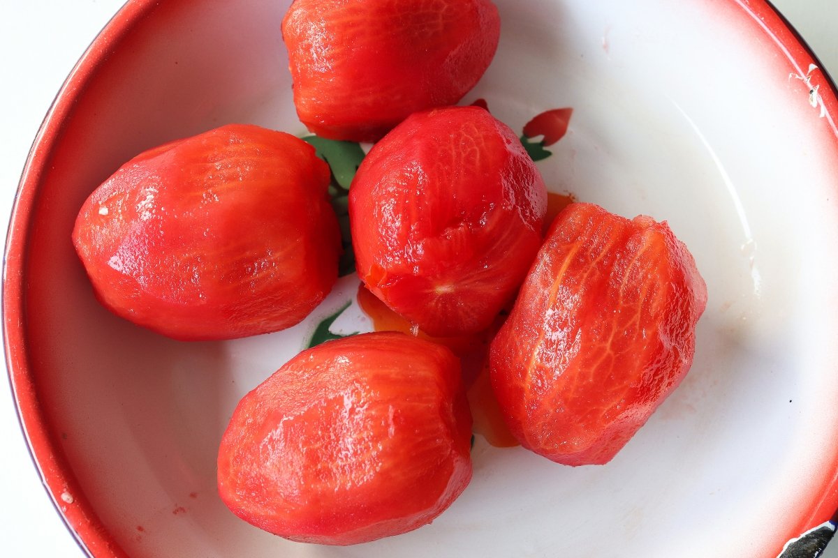 Pelar los tomates para el letscho