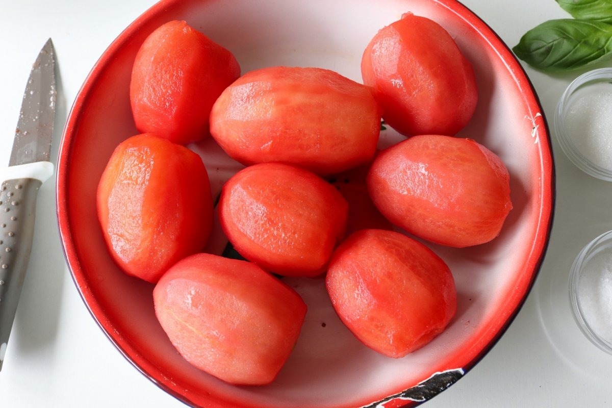 Pelar los tomates para la salsa de tomate