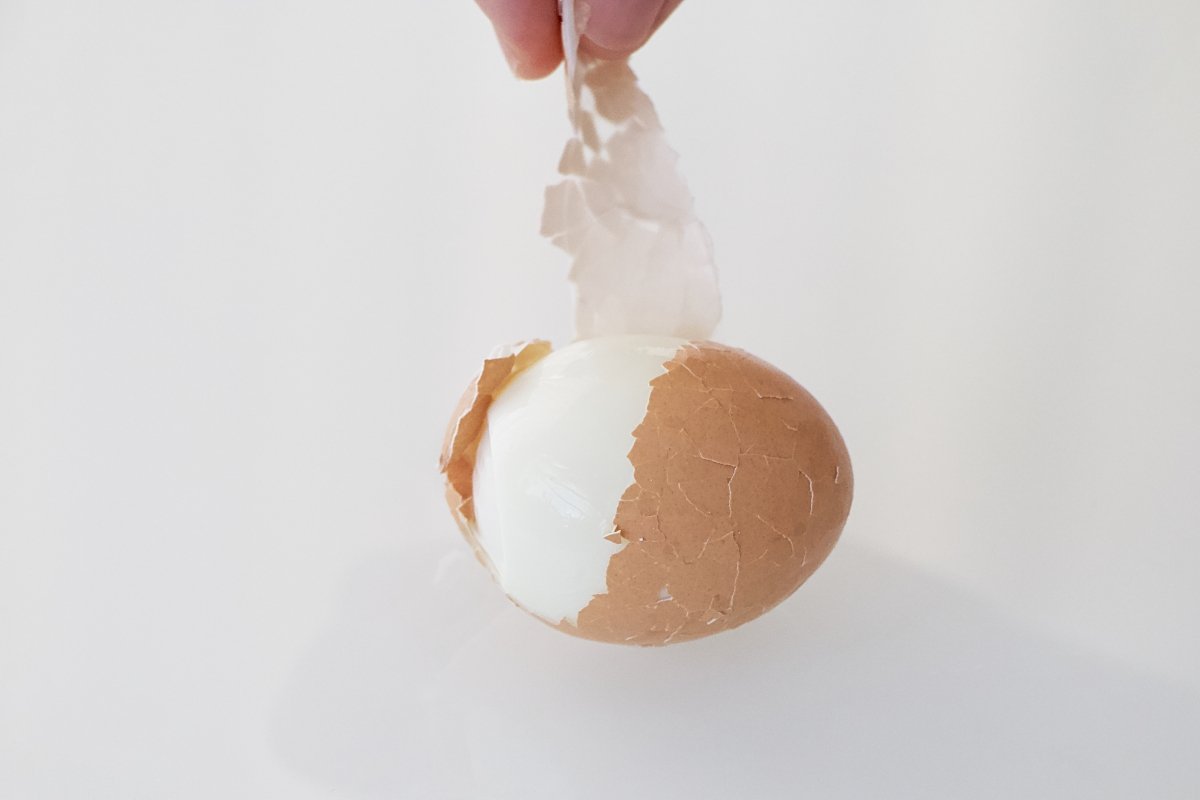 Pelar un huevo duro