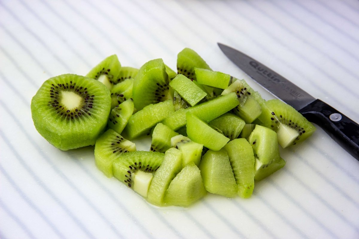 Pelar y cortar el kiwi para la macedonia de frutas