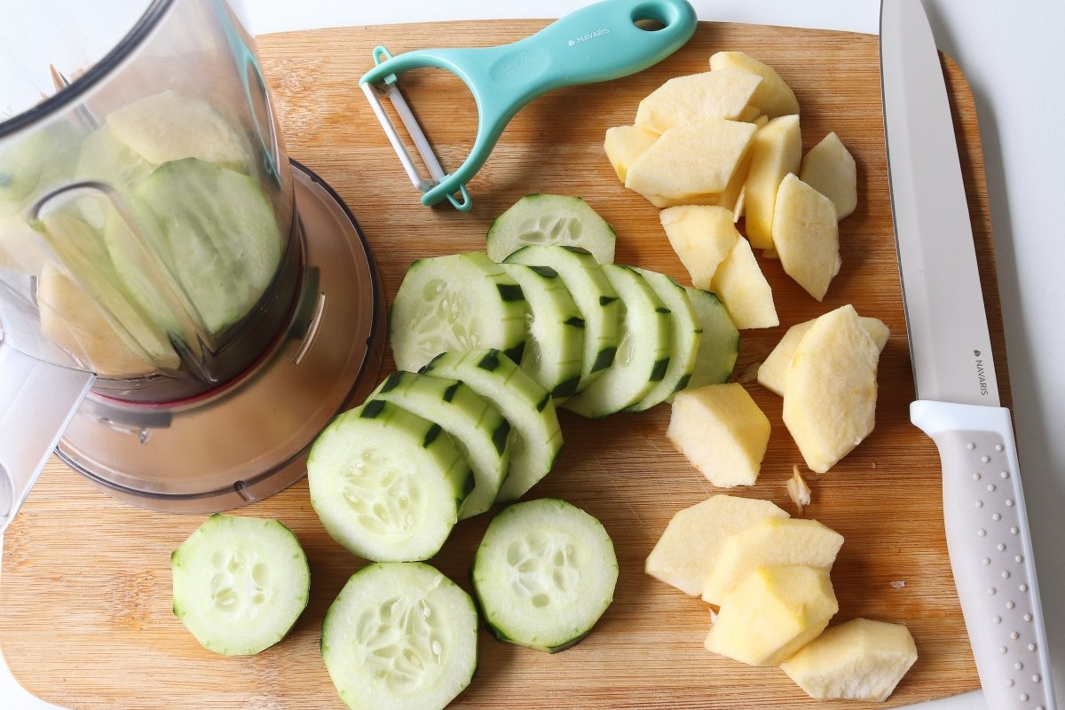 Pelar y cortar el pepino y la manzana para el gazpacho verde