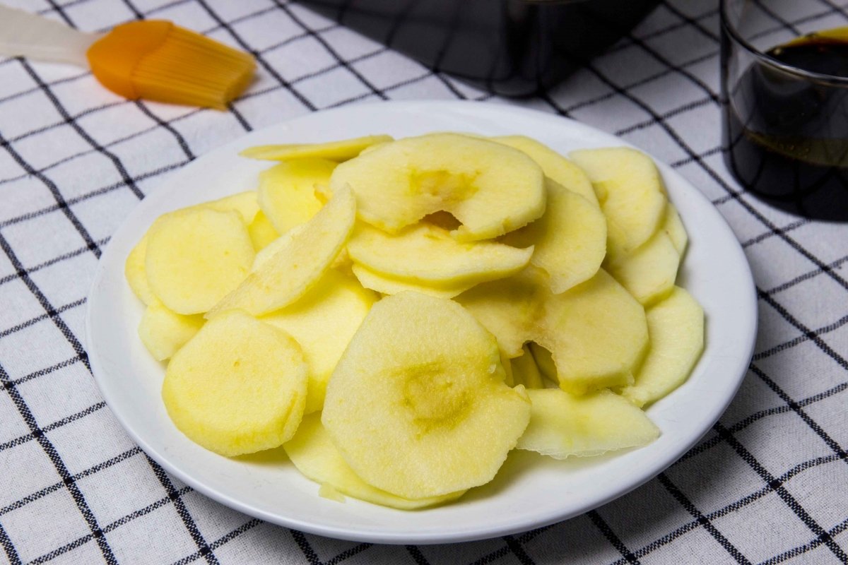 Pelar y cortar las manzanas para el bizcocho de manzana