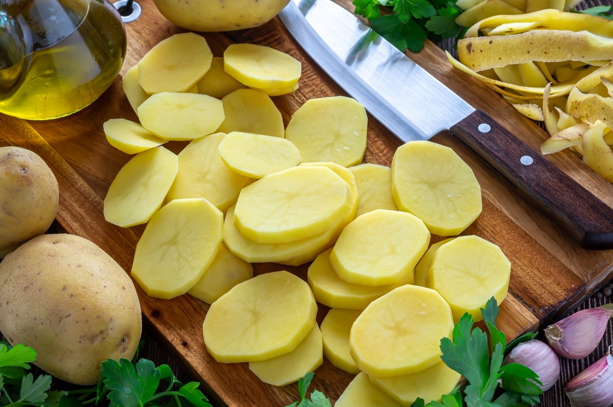 Pelar y cortar las patatas en rodajas