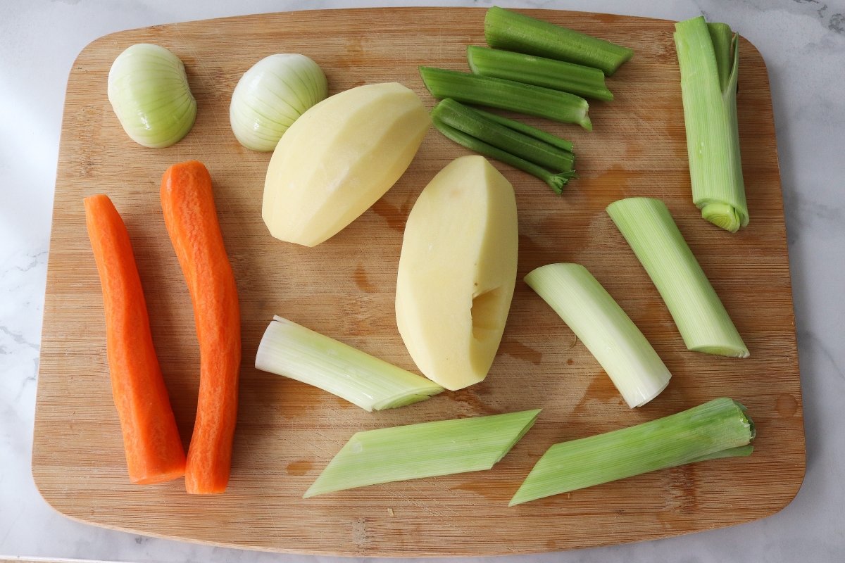 Pelar y cortar las verduras de la sopa de pollo