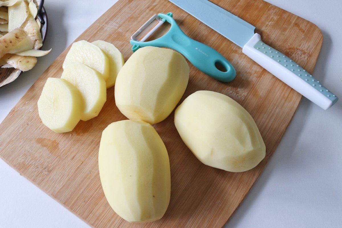 Pelar y cortar patatas a la importancia