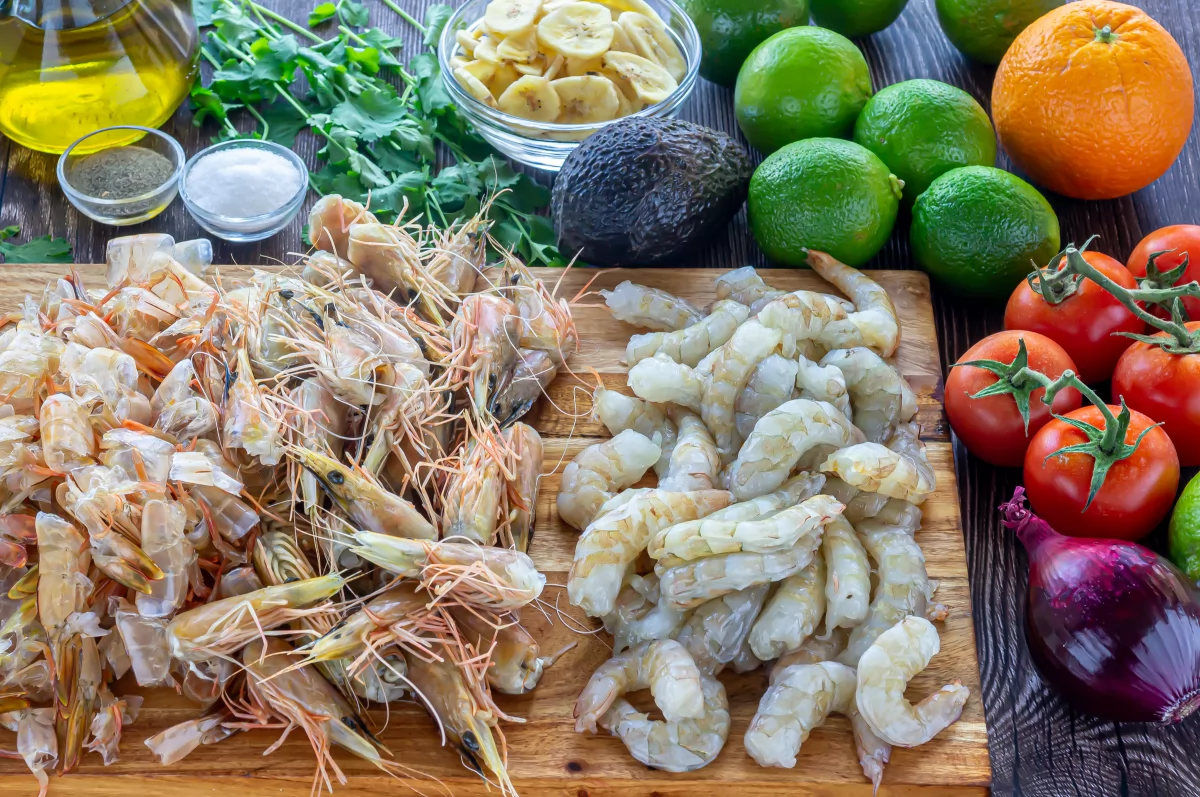 Ceviche de camarón 2 Pelar y desvenar los camarones para el ceviche