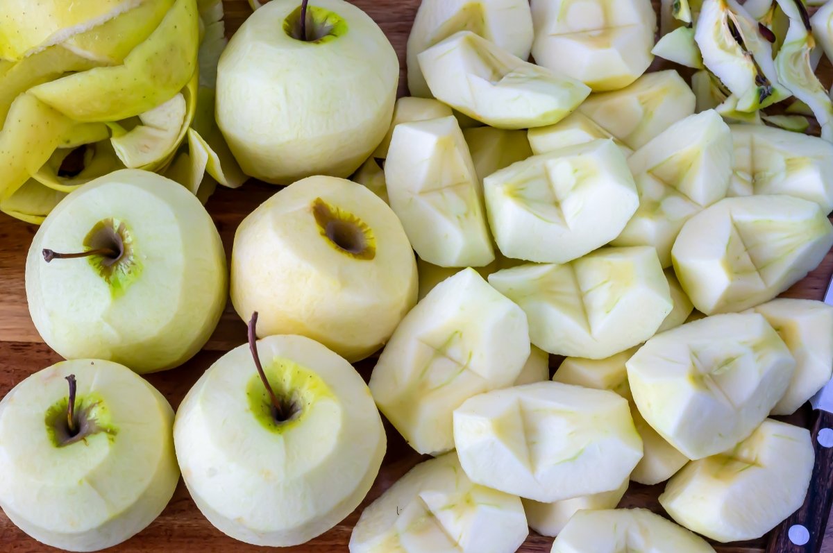 Peel and cut the apples for the tarte Tatin