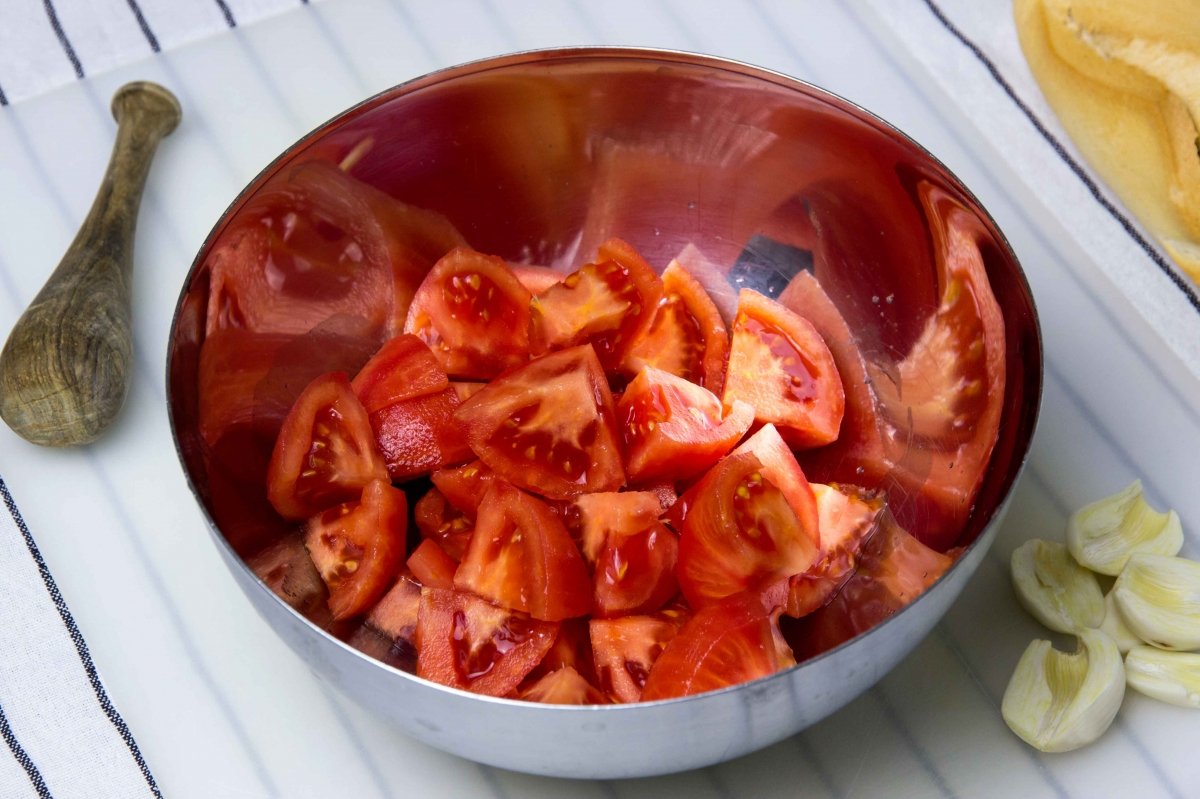 Pelar y trocear tomates para el cojondongo del gañán