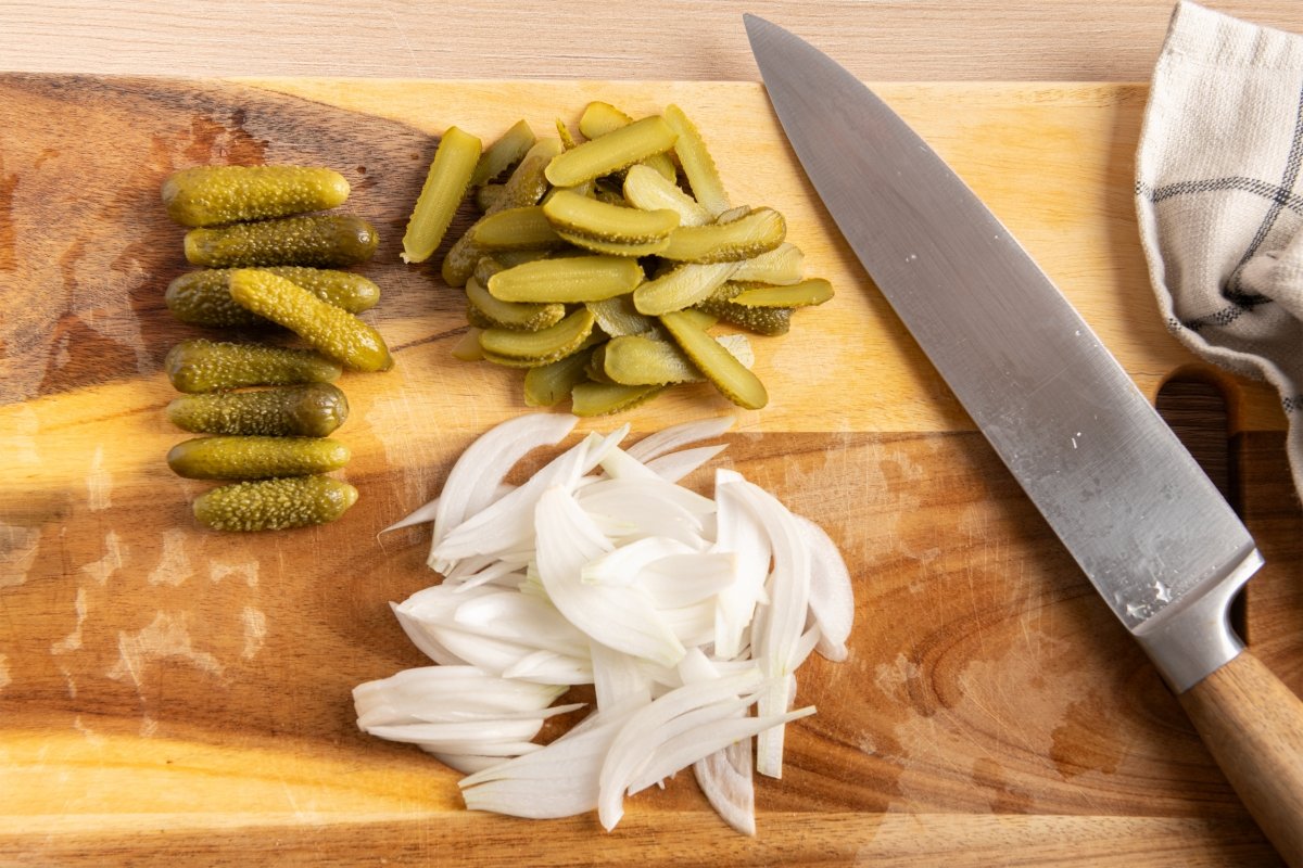 Pepinillos y cebolleta picada para los rouladen
