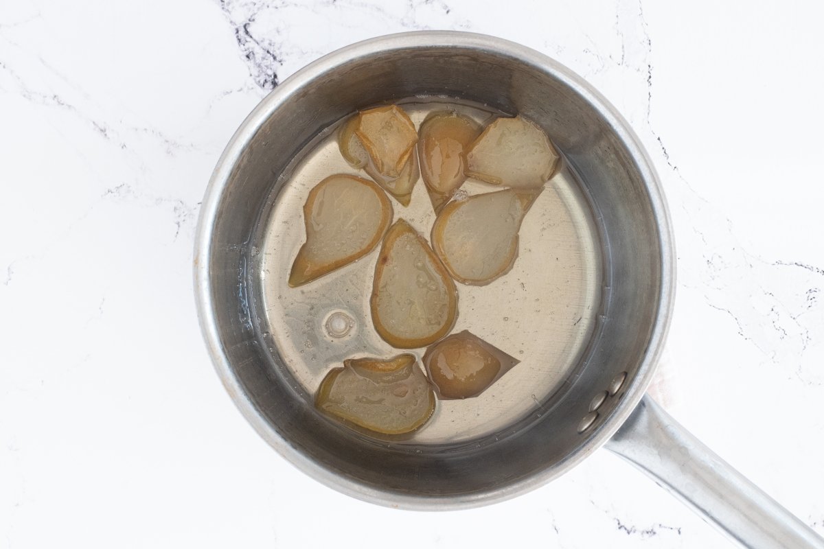 Pera confitada en el cazo