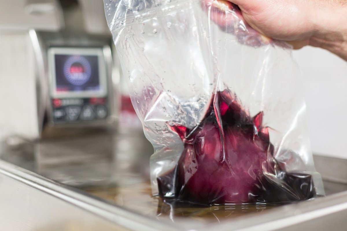 Peras al vino tinto cocinadas mediante sous-vide