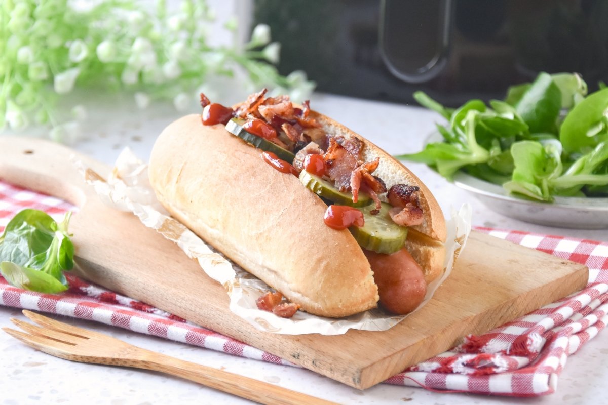 Perritos calientes en freidora de aire listos para comer