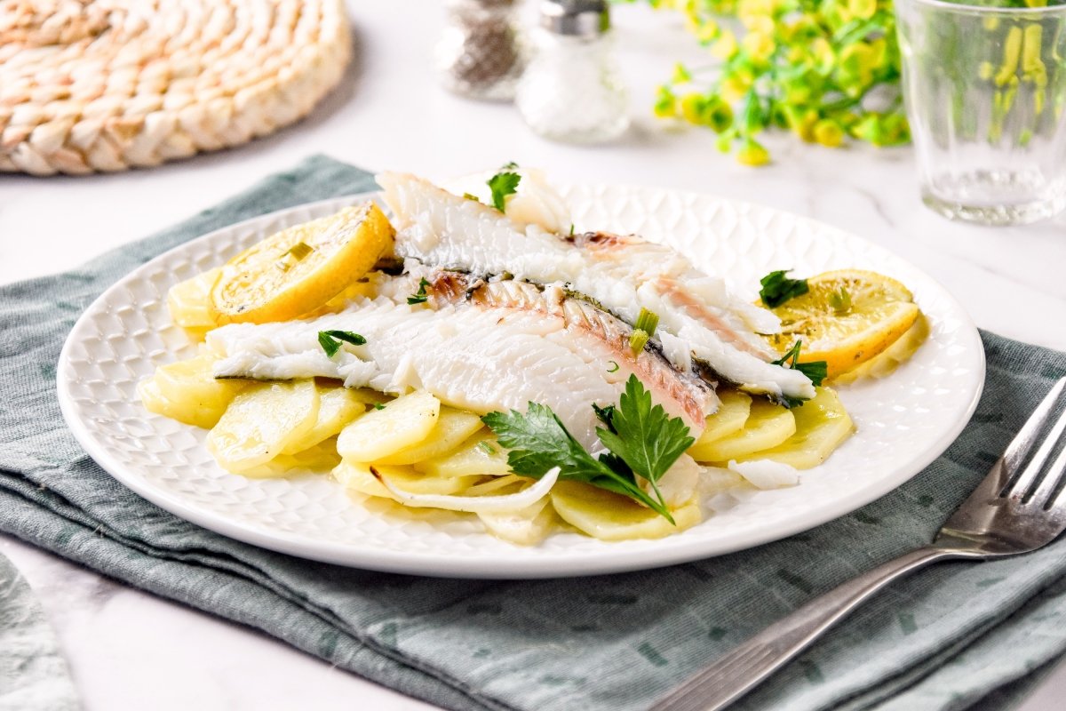 Pescadilla al horno con patatas casera