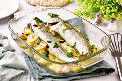 Pescadilla al horno con patatas