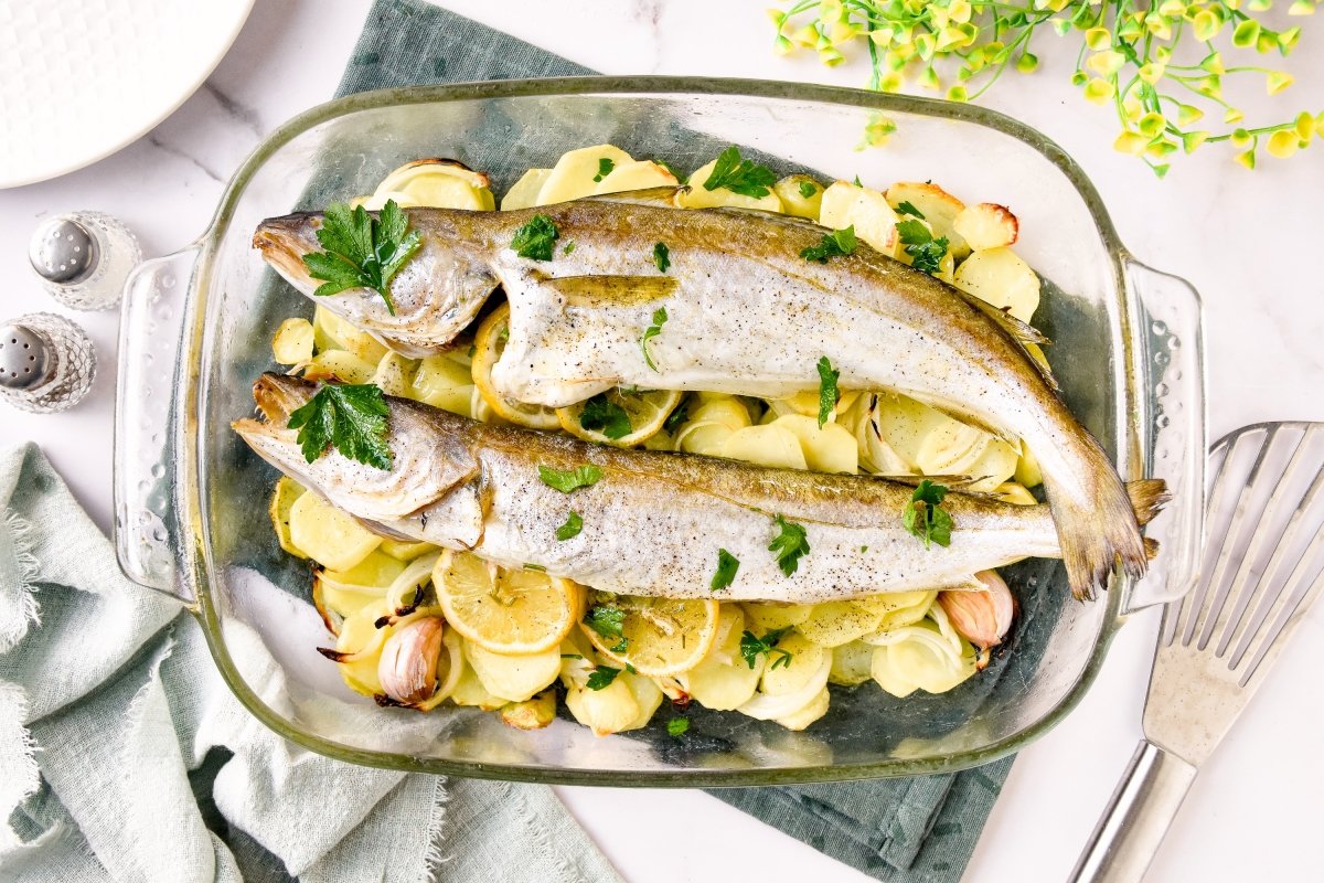 Pescadilla al horno con patatas
