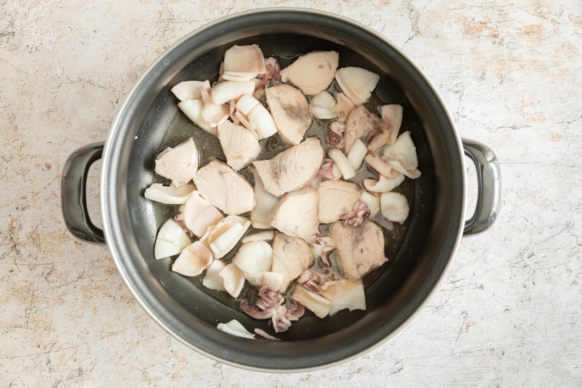 Pescado rehogado para el gazpacho de mero