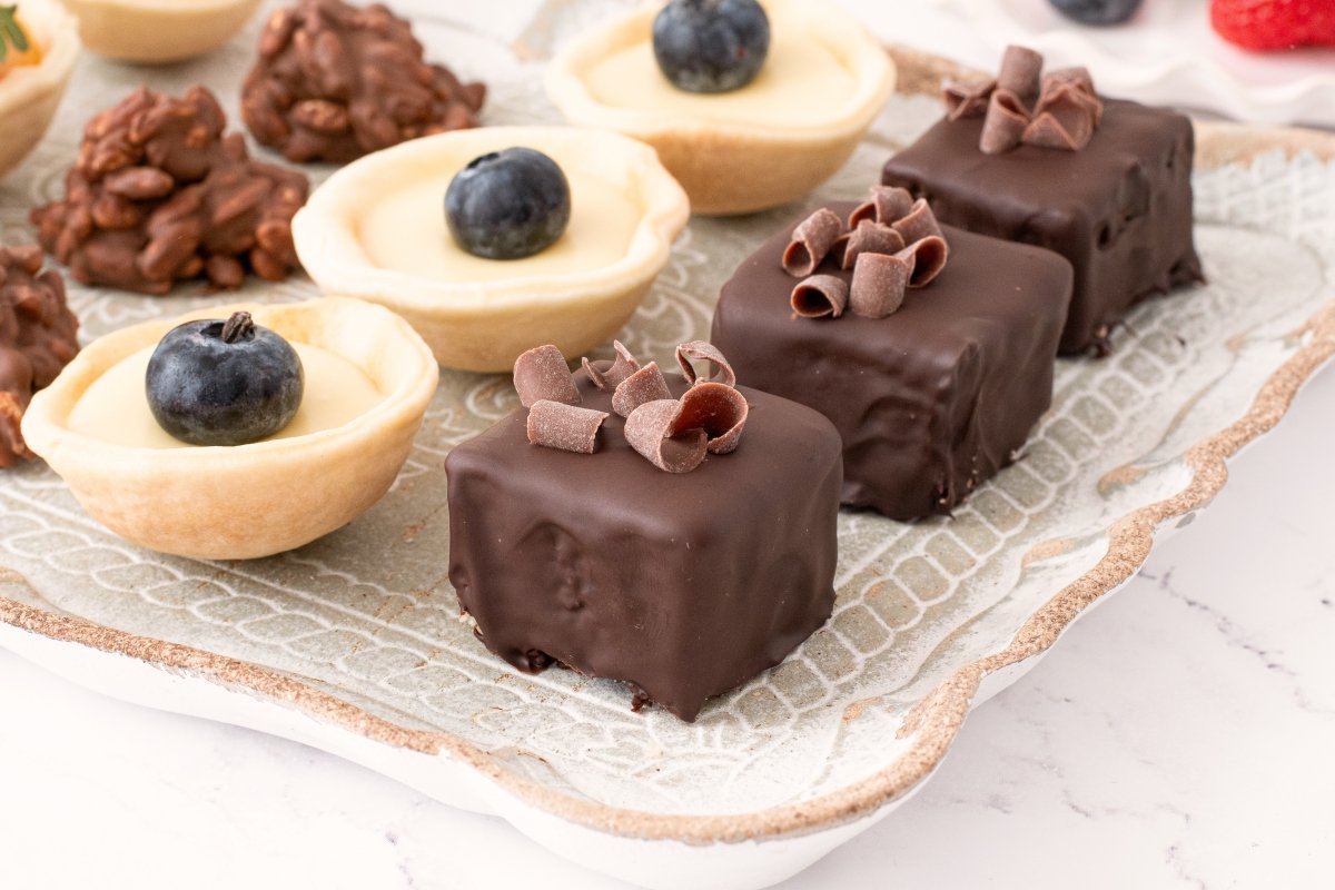 Petit fours listos para servir