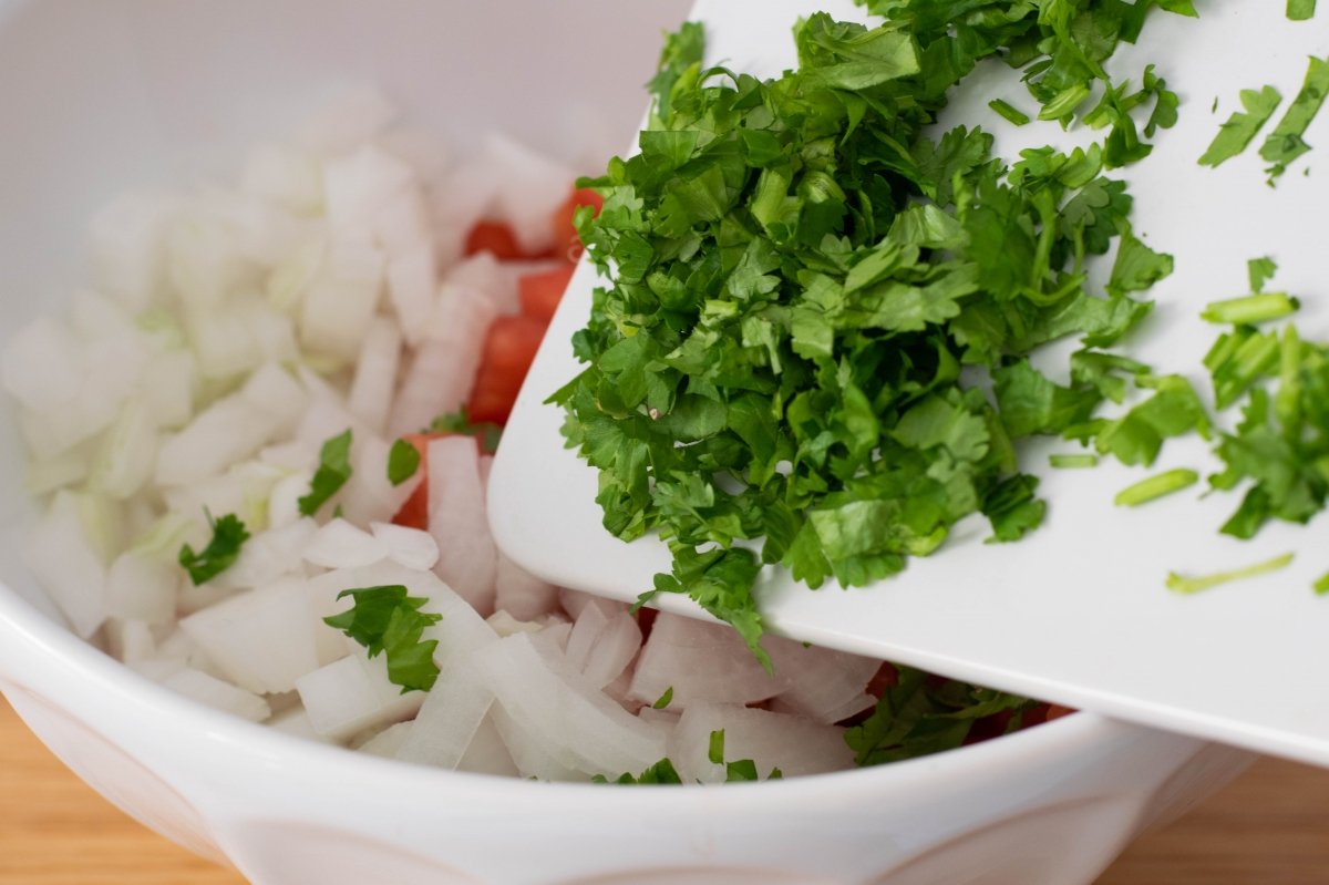 Picamos el cilantro de los nachos con pico de gallo