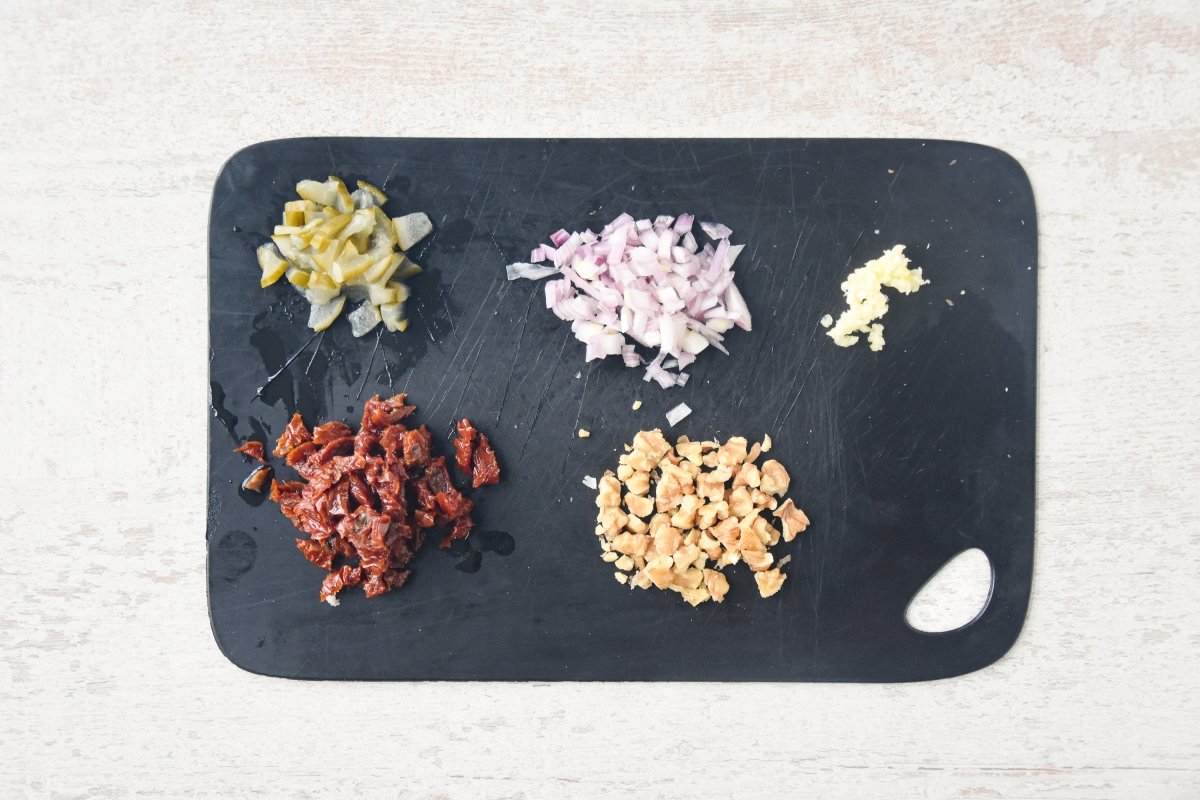 Picamos la chalota, el ajo, los tomates, los pepinillos y las nueces