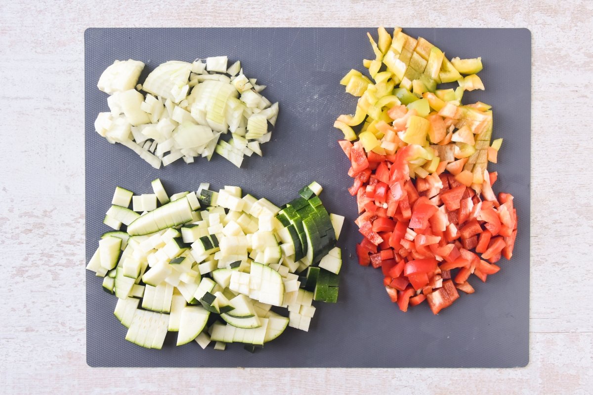 Picamos las verduras para preparar el pisto