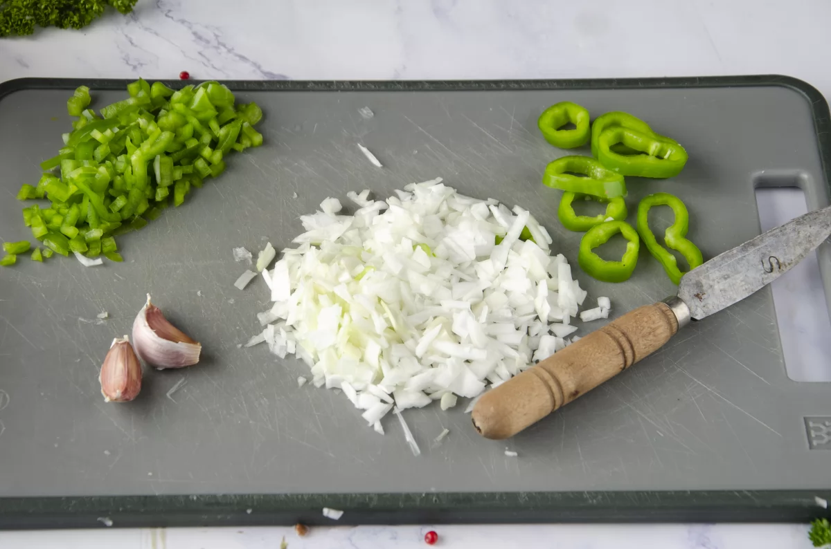 Chipirones afogaos 3 Picamos los ingredientes para hacer chipirones afogaos