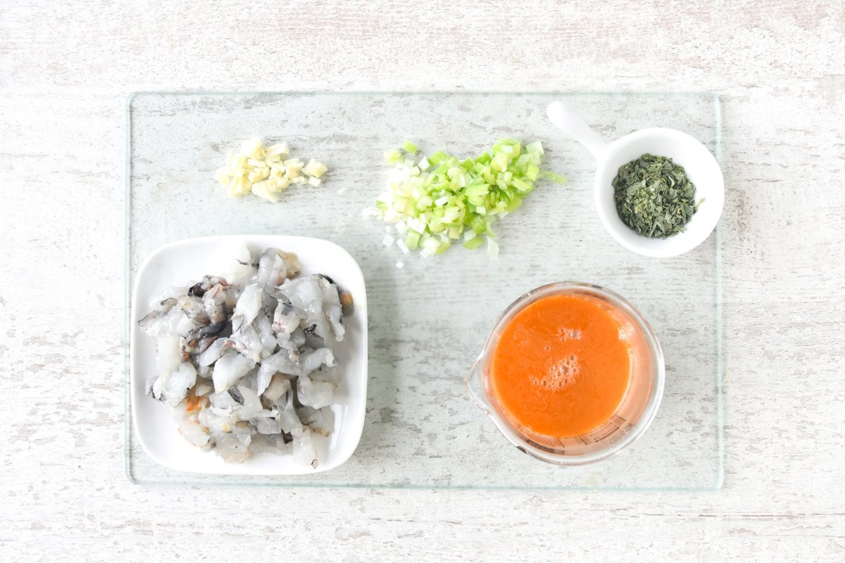 Picamos los ingredientes y preparamos el fumet