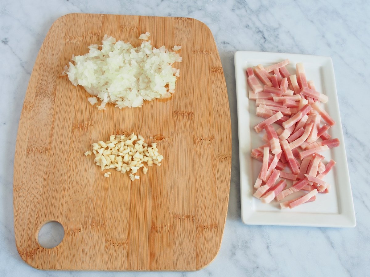 chop garlic and onion and cut the bacon 