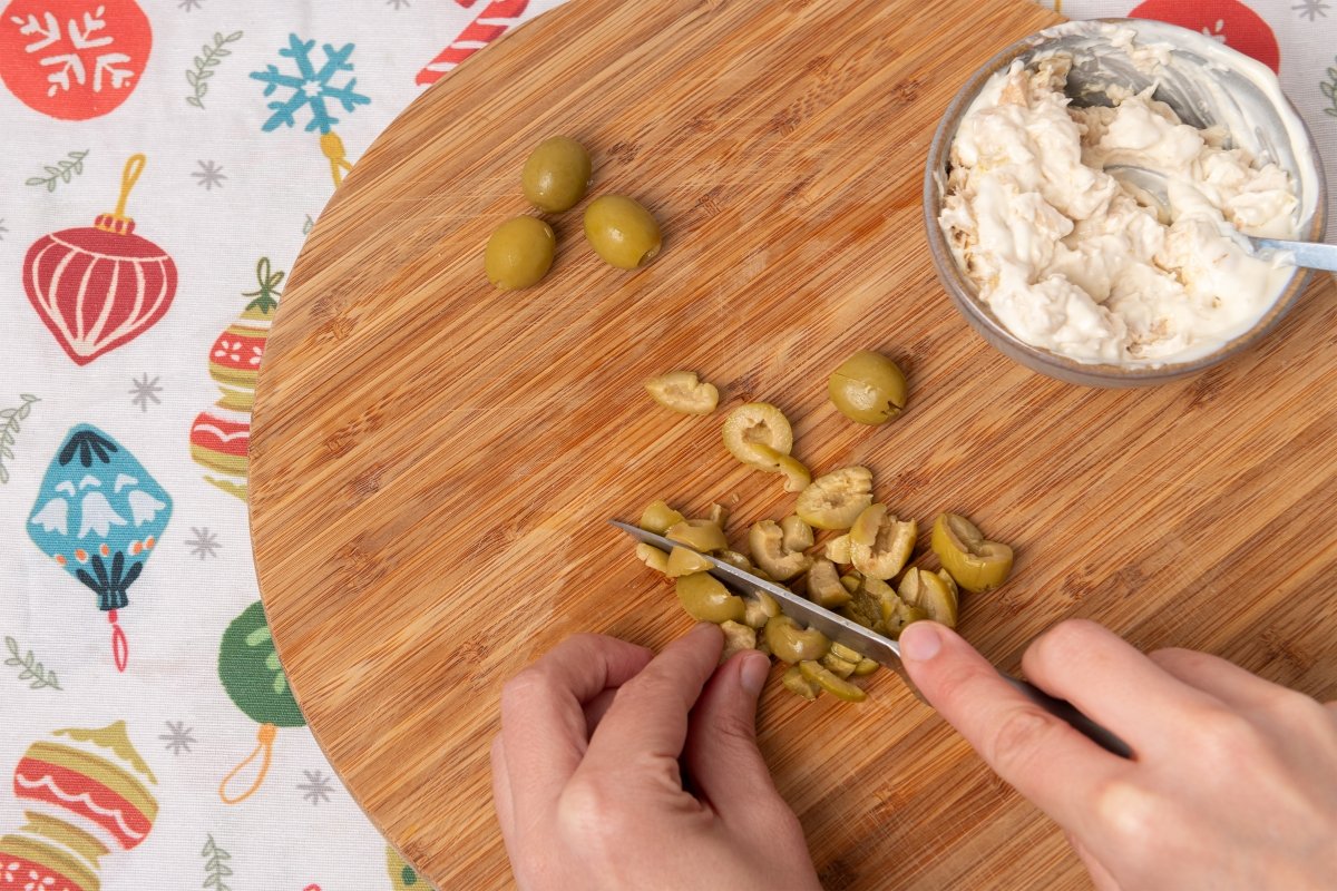 Picando aceitunas para los canapés de Navidad