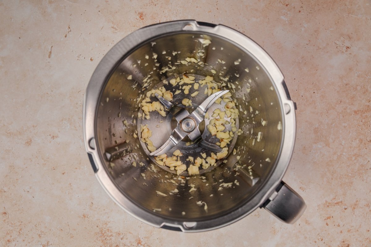 Picando ajos para el pollo al ajillo en Thermomix