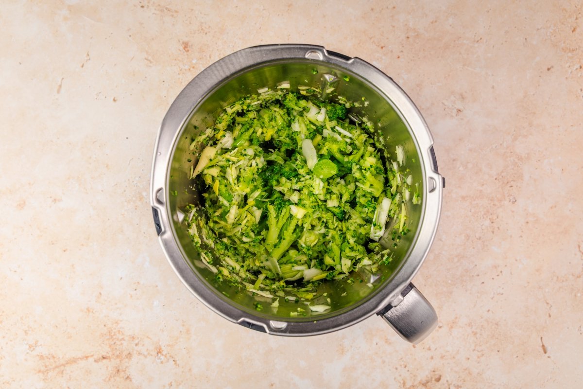 Picando brócoli y puerro para la crema de brócoli en Thermomix